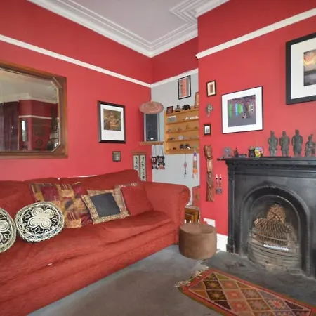 Eclectic In Trendy Suburb Holiday home