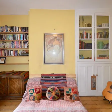 Eclectic In Trendy Suburb Holiday home *