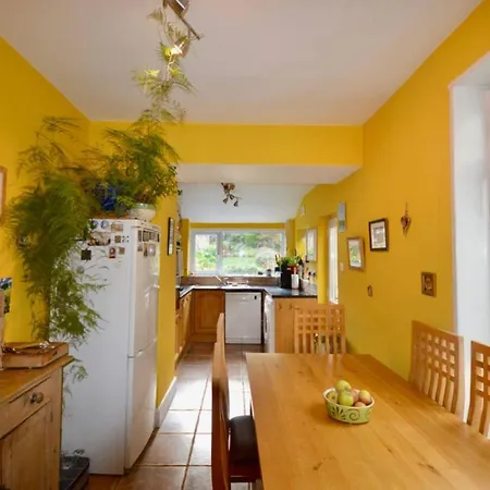 Eclectic In Trendy Suburb Holiday home *