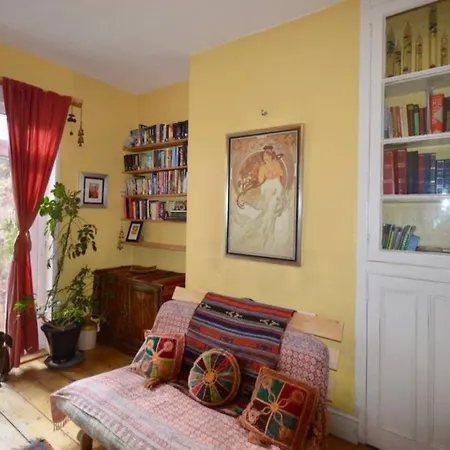 Eclectic In Trendy Suburb Holiday home Bristol