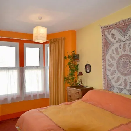 Eclectic In Trendy Suburb Tatil Evi